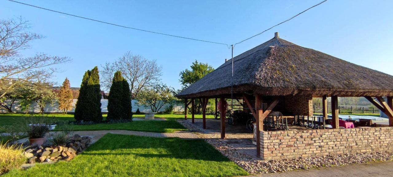 Village Garden Family Guest House Tiszakanyár Exteriér fotografie