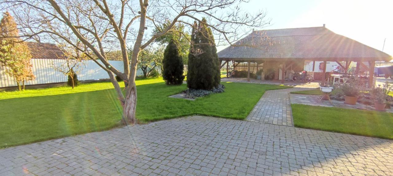 Village Garden Family Guest House Tiszakanyár Exteriér fotografie
