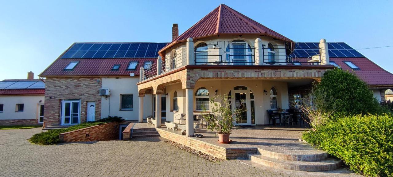 Village Garden Family Guest House Tiszakanyár Exteriér fotografie