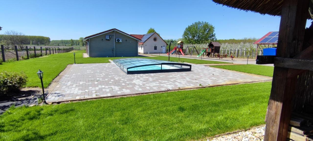 Village Garden Family Guest House Tiszakanyár Exteriér fotografie
